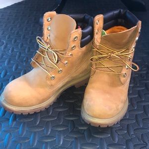 TIMBERLAND BOOTS. Womens sz 7. Very good condition. Hardly worn.